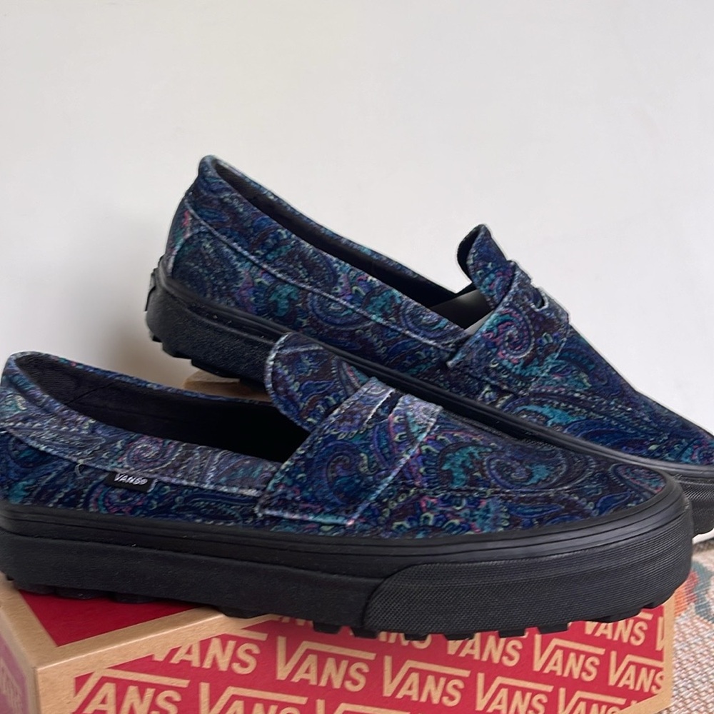 Vans WMNS Style 53 Velvet Paisley
VN000CQPCX9
Sneakers - Picture 4 of 16